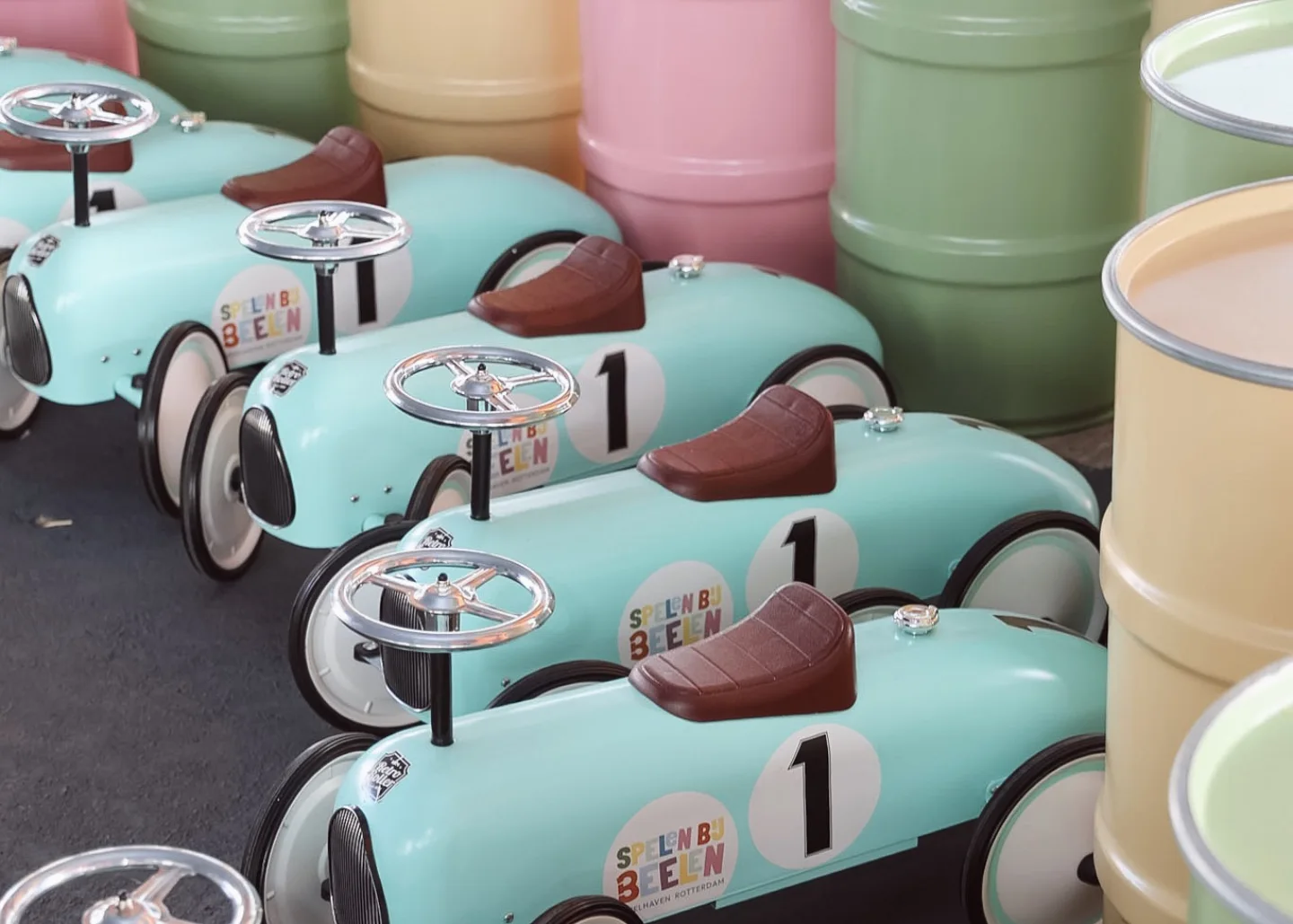 Een rij mintgroene loopauto’s in het mini-verkeerspark voor kinderen van 0 tot 4 jaar