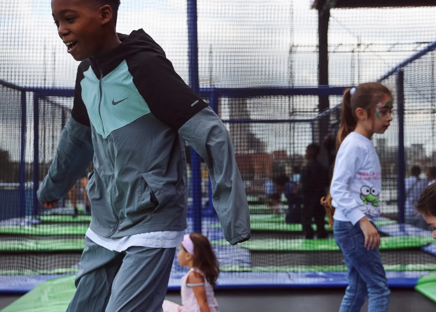 Kinderen springen op de trampolines van Spelen bij Beelen