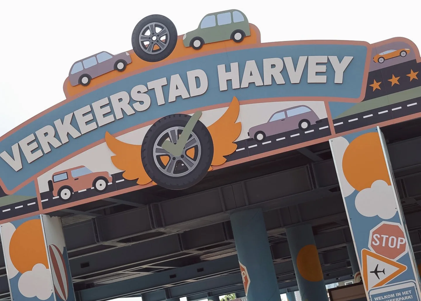 De toegangspoort van Verkeersstad Harvey bij Spelen bij Beelen