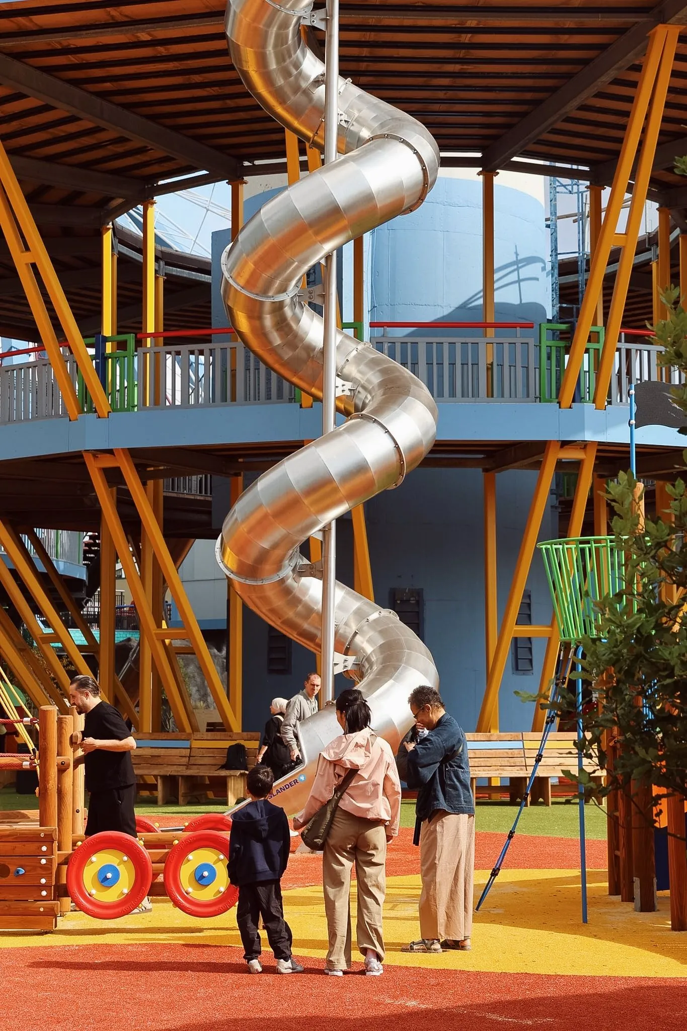 De glijbaantoren in de buitenspeeltuin van Spelen bij Beelen