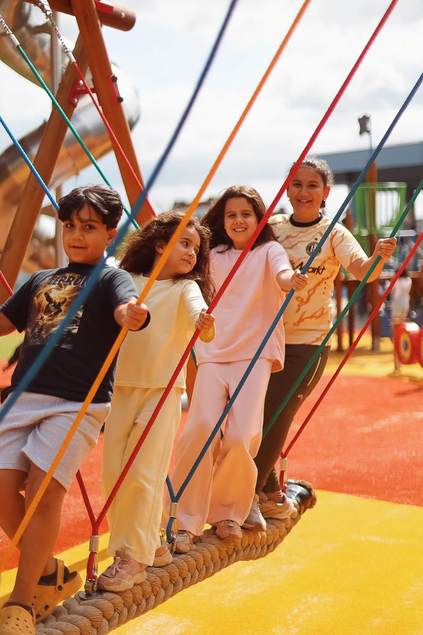 Kinderen lopen samen over een touwbrug in de buitenspeeltuin van Spelen bij Beelen